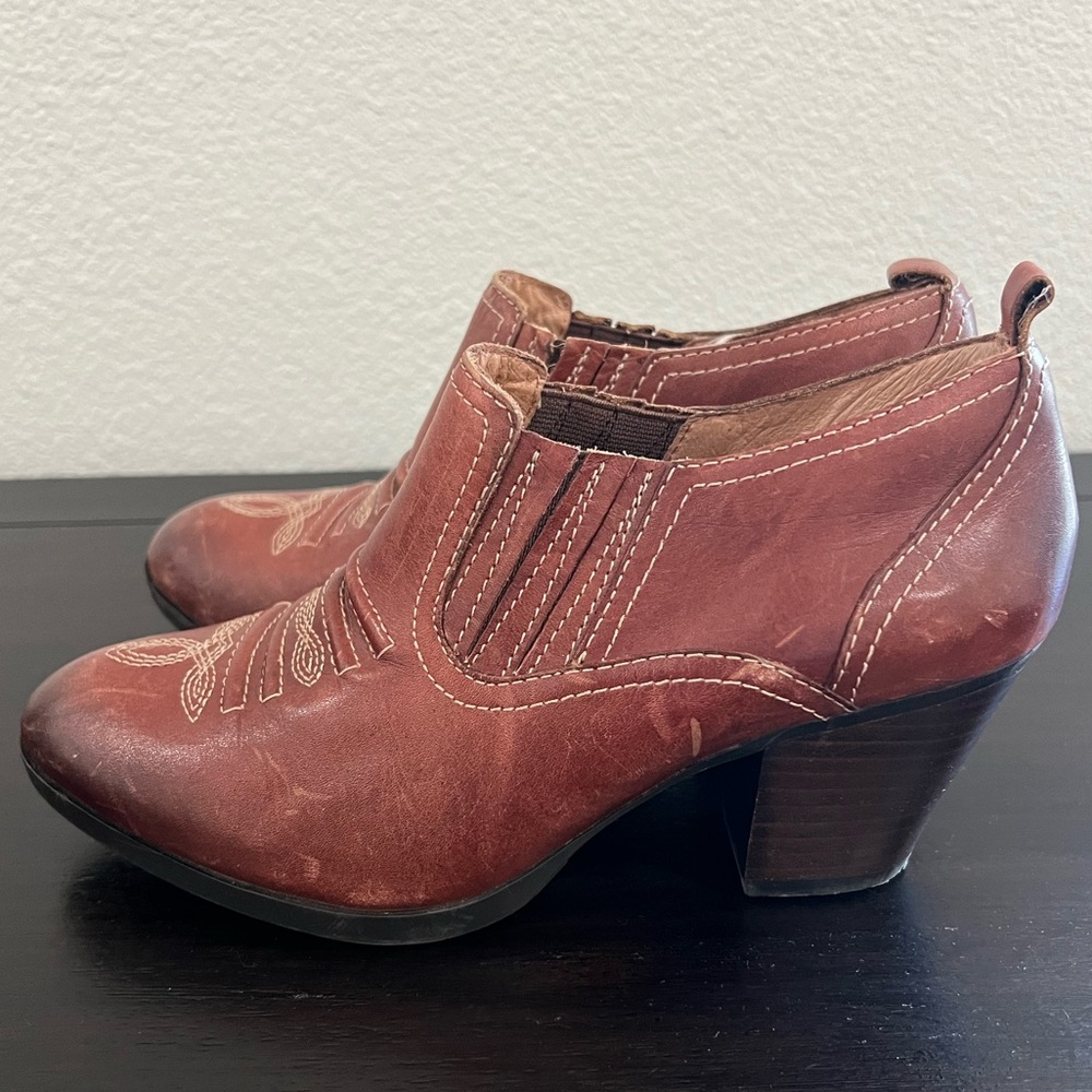 Nurture by Lamaze Wetern  Brown Leather Ankle Booties women’s size 6.5